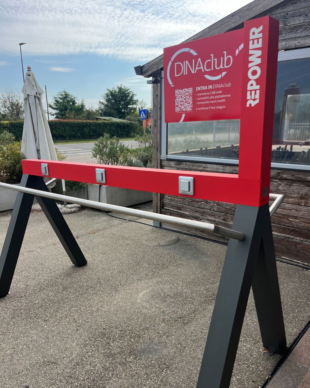 Rastrelliera DINAclub by Repower per ricarica e-bike da Kolibrì nel Delta del Po